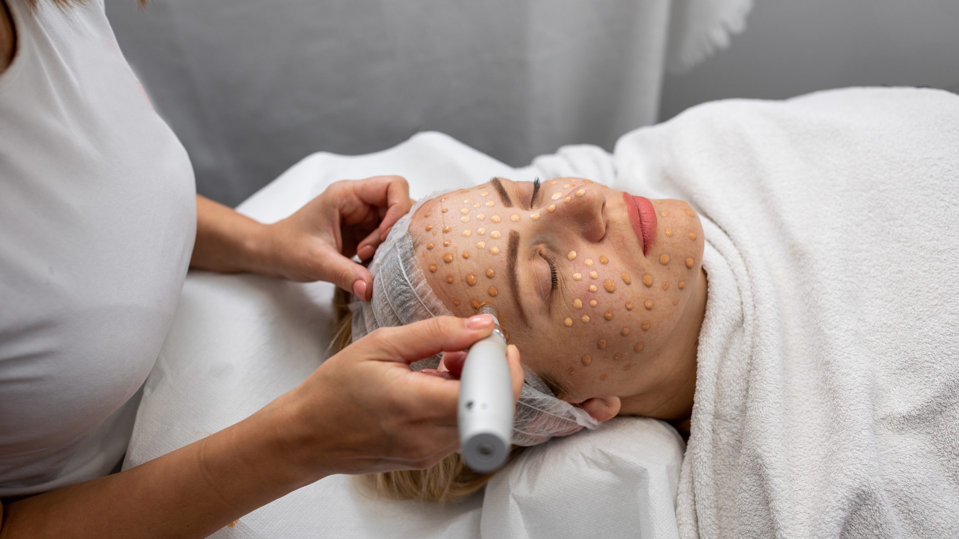 Une femme en train de se faire le soin BBGlow