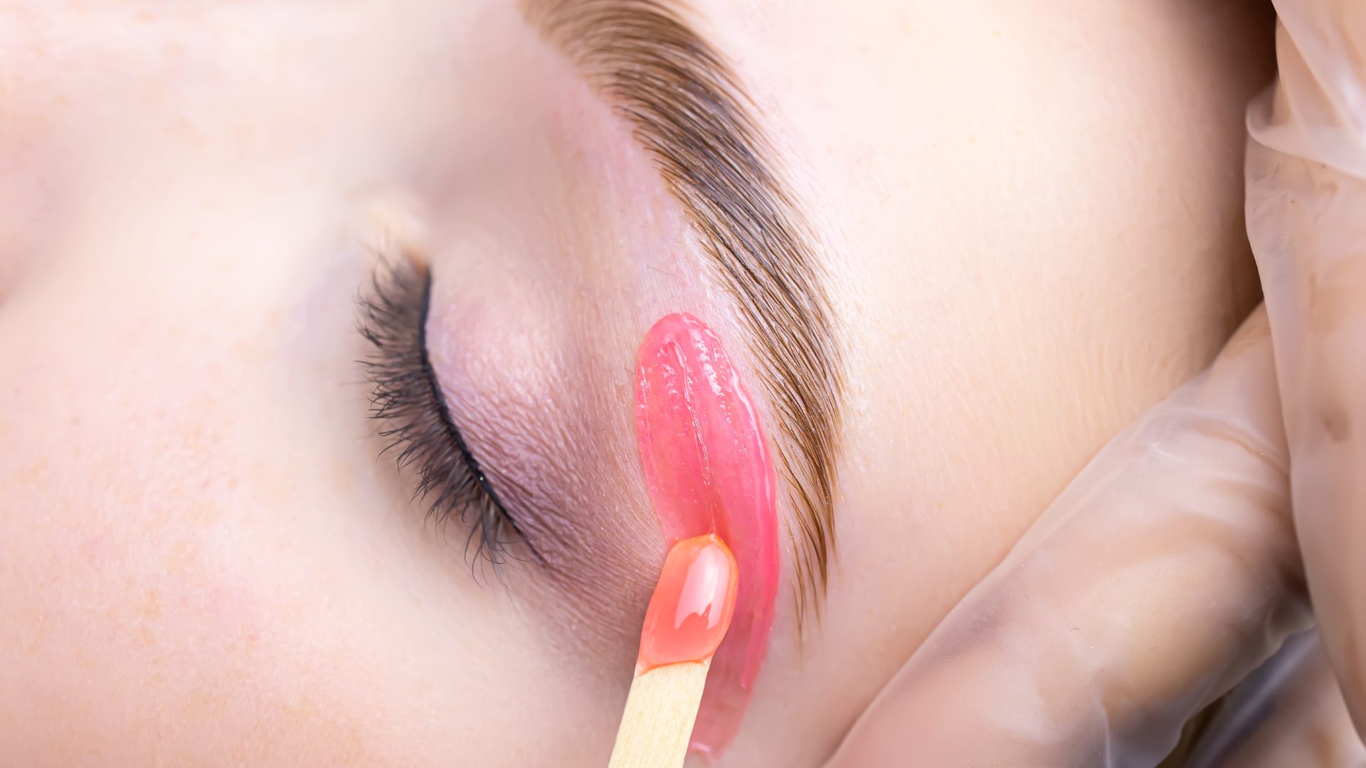 Gros plan d'un sourcil pour la formation Browlift
