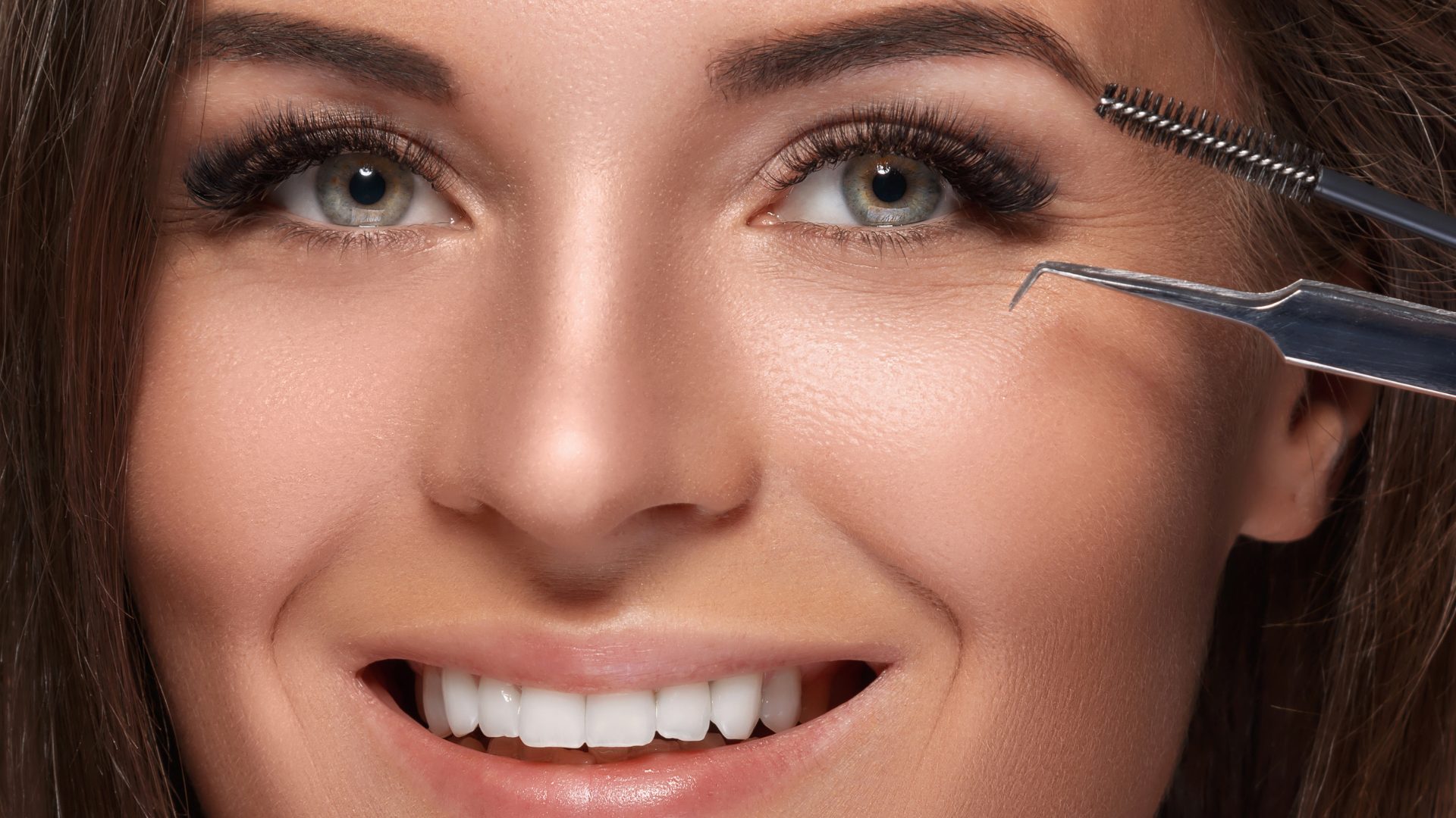 Visage d'une femme pour la formation extensions de cils volume 3D