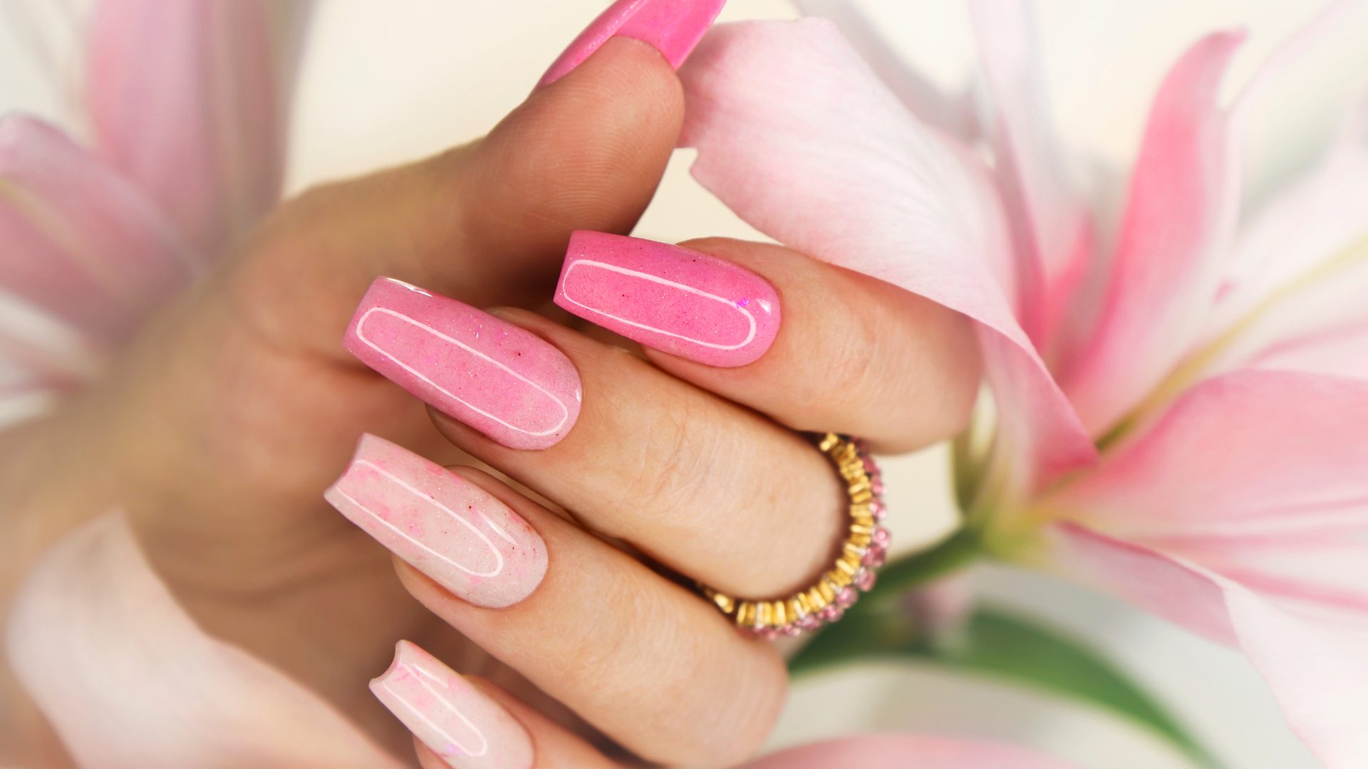 Gros plan d'une main avec des ongles en manucure gel popits