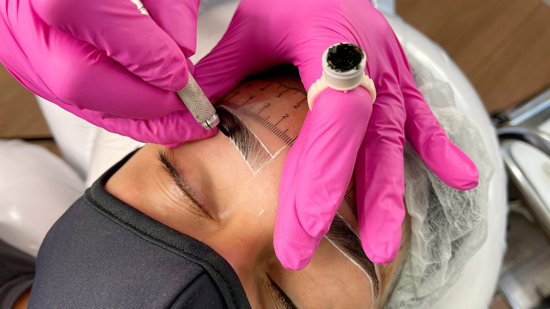 Gros plan d'un visage d'une femme qui fait le soin de microblading