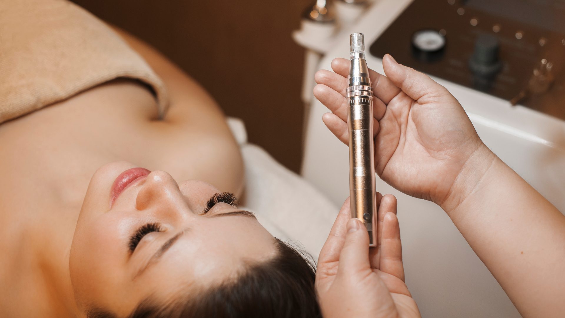 Une femme couchée pour un soin de microneedling