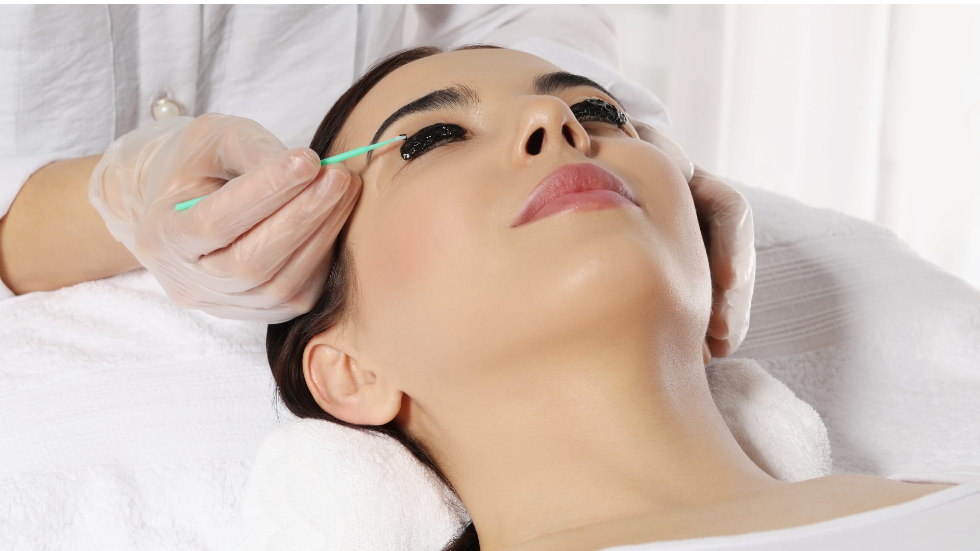 Visage d'une femme pour un rehaussement de cils