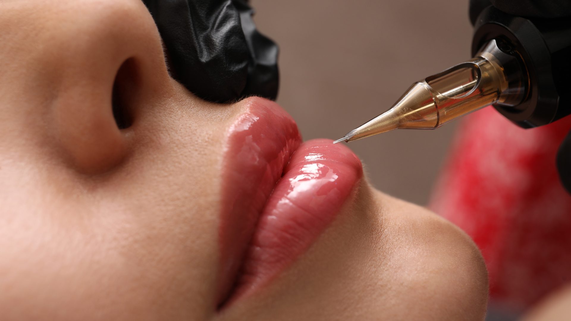 Gros plan d'une bouche pour la formation de la pigmentation des lèvres pour débutant